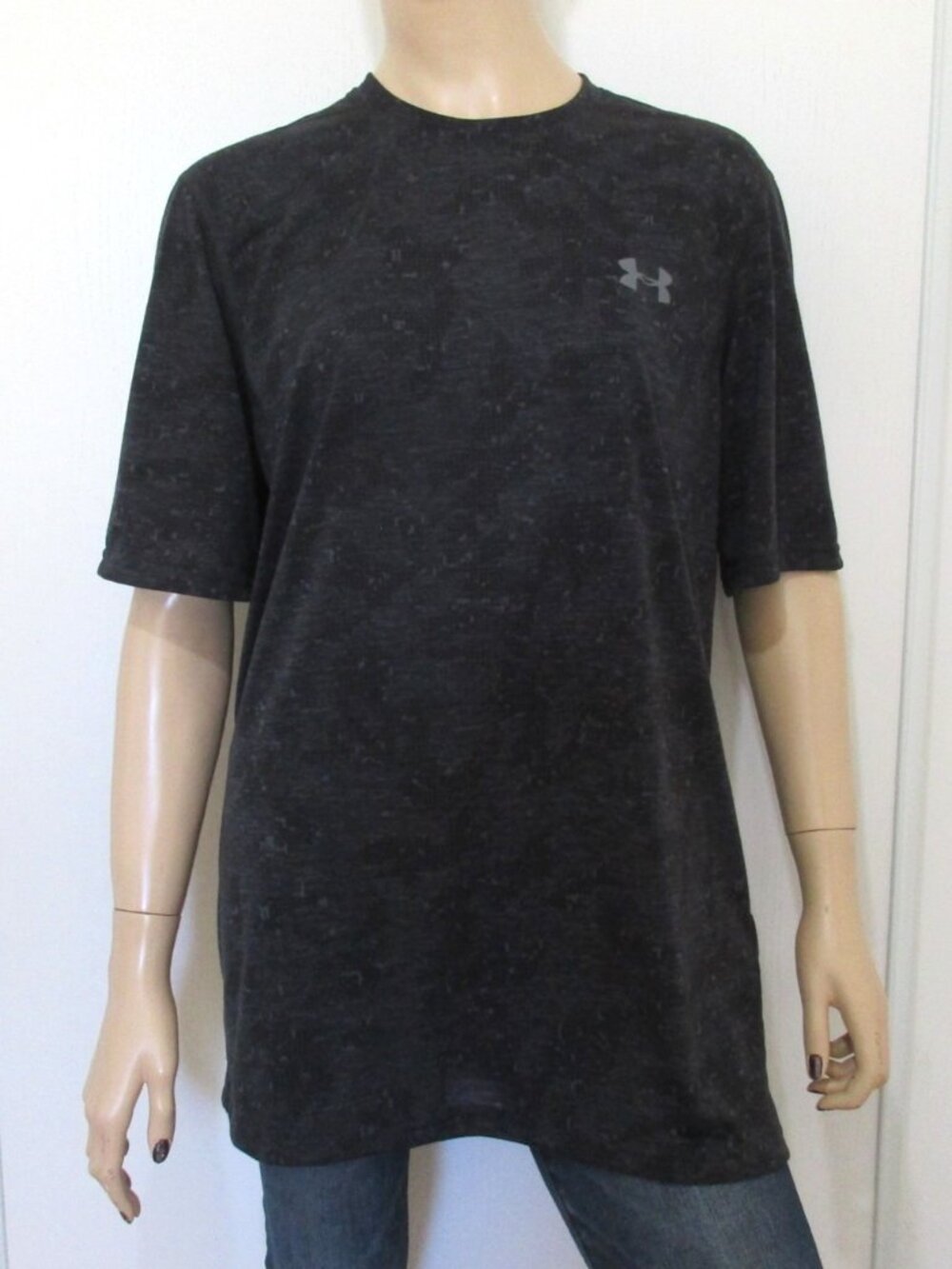 UNDER ARMOUR T-Shirt Size Medium Black Threadborne